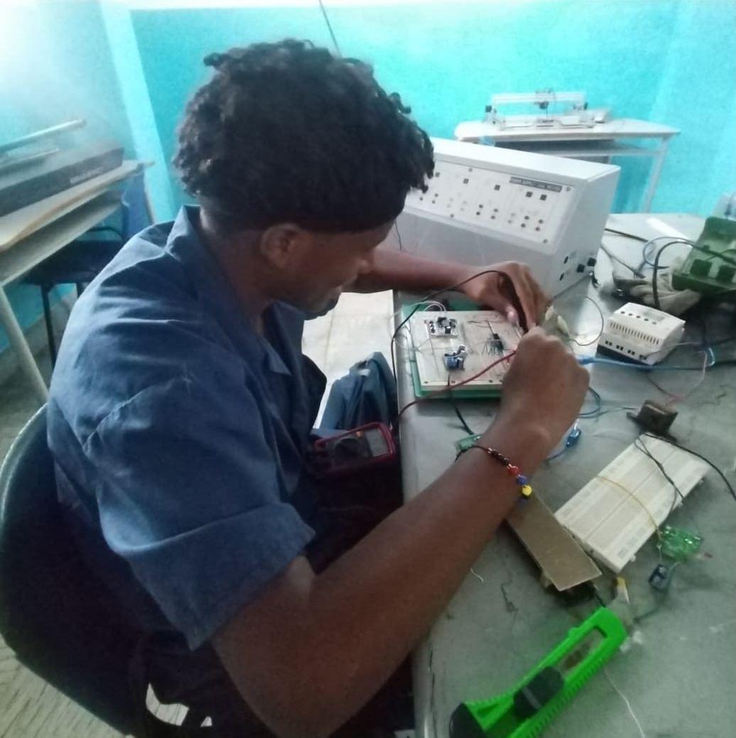 Estudiantes en el taller de Electrónica Industrial